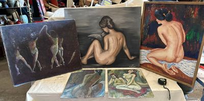 trois tableaux représentant des femmes assises côte à côte sur une table
