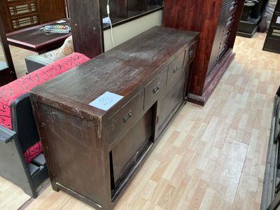 un parquet en bois massif dans un magasin où sont exposés de nombreux meubles