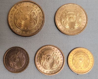 quatre types de pièces différents sont représentés sur un fond bleu