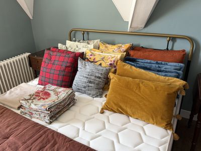 un lit sur lequel sont posés de nombreux oreillers