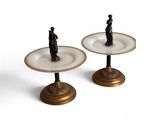 paire de bougeoirs anciens en laiton et en verre, ornés de figurines