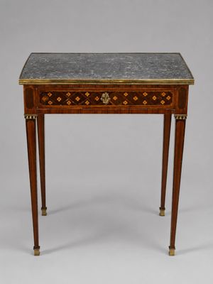 une petite table avec un plateau en marbre et un tiroir en dessous