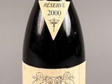 une bouteille de vin posée sur une table