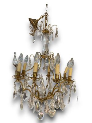l'image d'un lustre auquel sont suspendues de nombreuses lumières