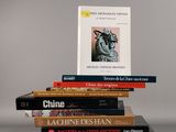 plusieurs livres sont empilés sur une table