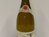 une bouteille de vin posée sur une table