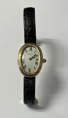 gros plan d'une montre sur une surface blanche avec un bracelet noir