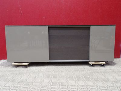 une photo d'un meuble TV avec un mur rouge en arrière-plan