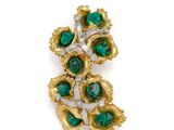 une broche en émeraudes et diamants, signée Van Cleef