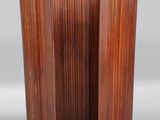 une photo d'une grande table en bois dont les deux portes sont ouvertes