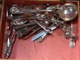 plusieurs cuillères et cuillères à soupe dans une boîte en bois