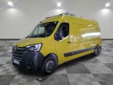 La camionnette jaune est garée dans une grande pièce dont le sol est en damier.