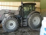 un tracteur garé à l'intérieur d'un bâtiment