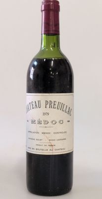 une bouteille de vin posée sur une table