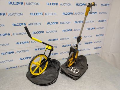 détecteur de métaux jaune et noir, avec un sac noir et une roue jaune