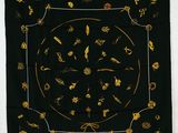 une écharpe noire et dorée ornée d'un motif circulaire