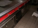 une photo floue d'une cuisine avec une cuisinière et un four