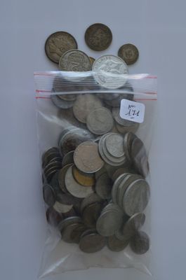 un sac rempli de pièces de monnaie sur lequel est accrochée une étiquette indiquant le prix