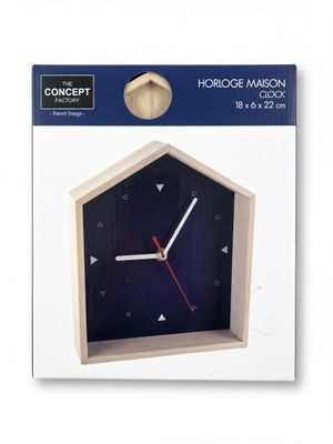 L'horloge est en bois ; elle a un cadran noir et des aiguilles rouges.