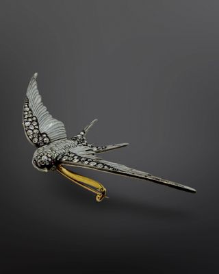 BROCHE en or émaillée gris et pavée de petits diamants taille anc...