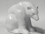 photo en noir et blanc d'une figurine en céramique représentant un ours polaire sur fond blanc