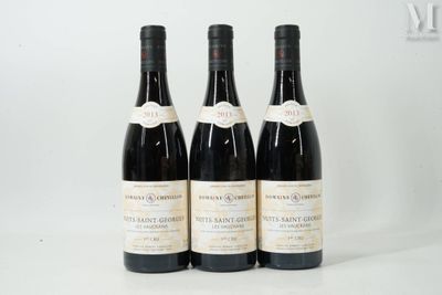 trois bouteilles de vin posées sur une table l'une à côté de l'autre