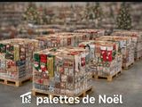 Plusieurs palettes de papier d'emballage de Noël sont empilées dans un entrepôt.