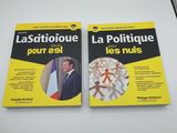 deux livres posés l'un à côté de l'autre sur une table blanche