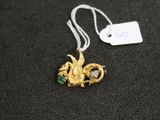un gros plan d'un collier orné d'un dragon en or