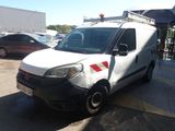 une camionnette blanche garée dans un parking