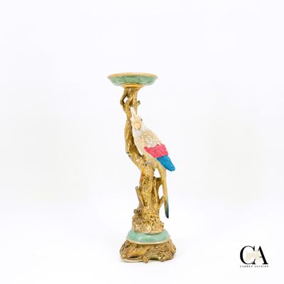 un oiseau perché sur un vase
