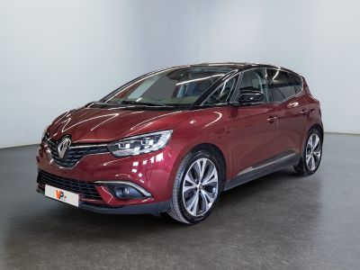 une voiture rouge garée dans une pièce aux murs blancs
