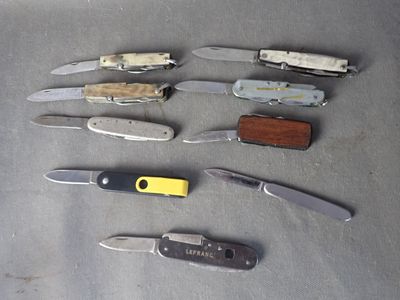 les nombreux types de couteaux qui se trouvent sur la table