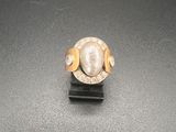 une image d'une bague ornée d'une perle et de diamants