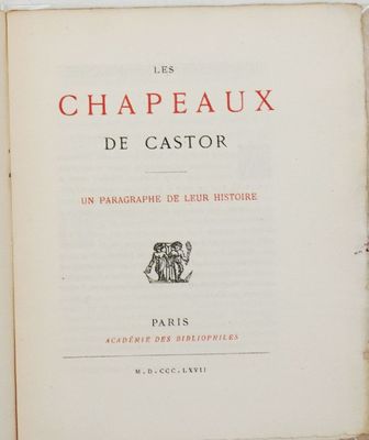 un livre ouvert avec l'image d'un chat dessus