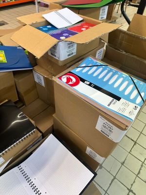 Un lot de 882 pièces de papeterie, essentiellement classeurs…