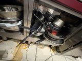 les casseroles et poêles qui traînent par terre dans la cuisine