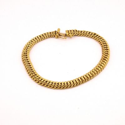 un bracelet à chaîne en or avec un fermoir sur fond blanc