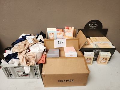 de nombreuses boîtes remplies d'objets posées sur une table