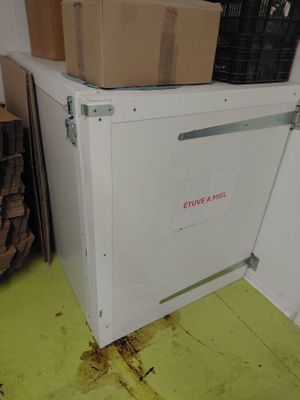 des cartons sont empilés sur un congélateur dans une pièce