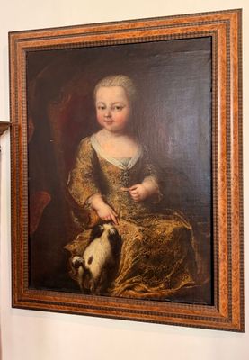 un tableau représentant une petite fille avec un chat accroché au mur