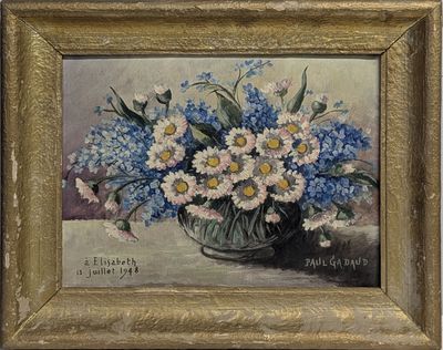 une peinture de fleurs dans un vase en verre sur une table