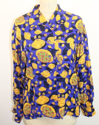 un gros plan sur un mannequin portant une chemise bleue et jaune