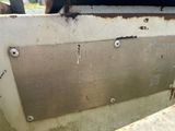 une plaque métallique sur le flanc d'un camion