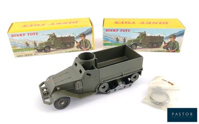 des véhicules militaires miniatures sont posés devant une boîte fermée