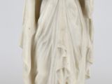 figurine en marbre représentant une femme les mains jointes en prière