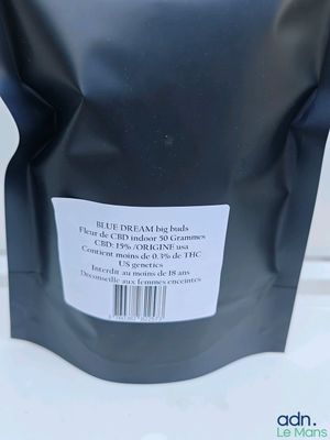 un sachet de thé noir posé sur un comptoir