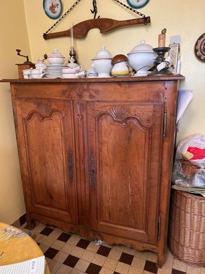 un meuble placé dans un coin d'une pièce, sur lequel sont posés des plats