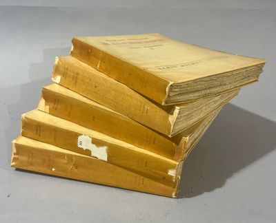 quatre livres empilés les uns sur les autres sur une table