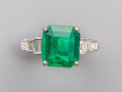 une bague en émeraude et diamant